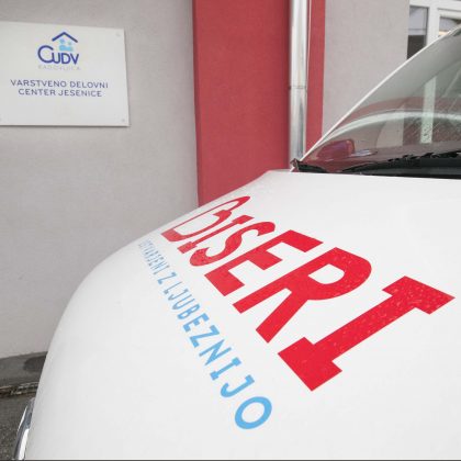 Kombi z napisom "Biseri - ustvarjeni z ljubeznijo".
