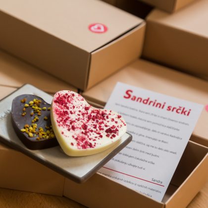 Na sliki sta dve slaščici - Sandrina srčka.